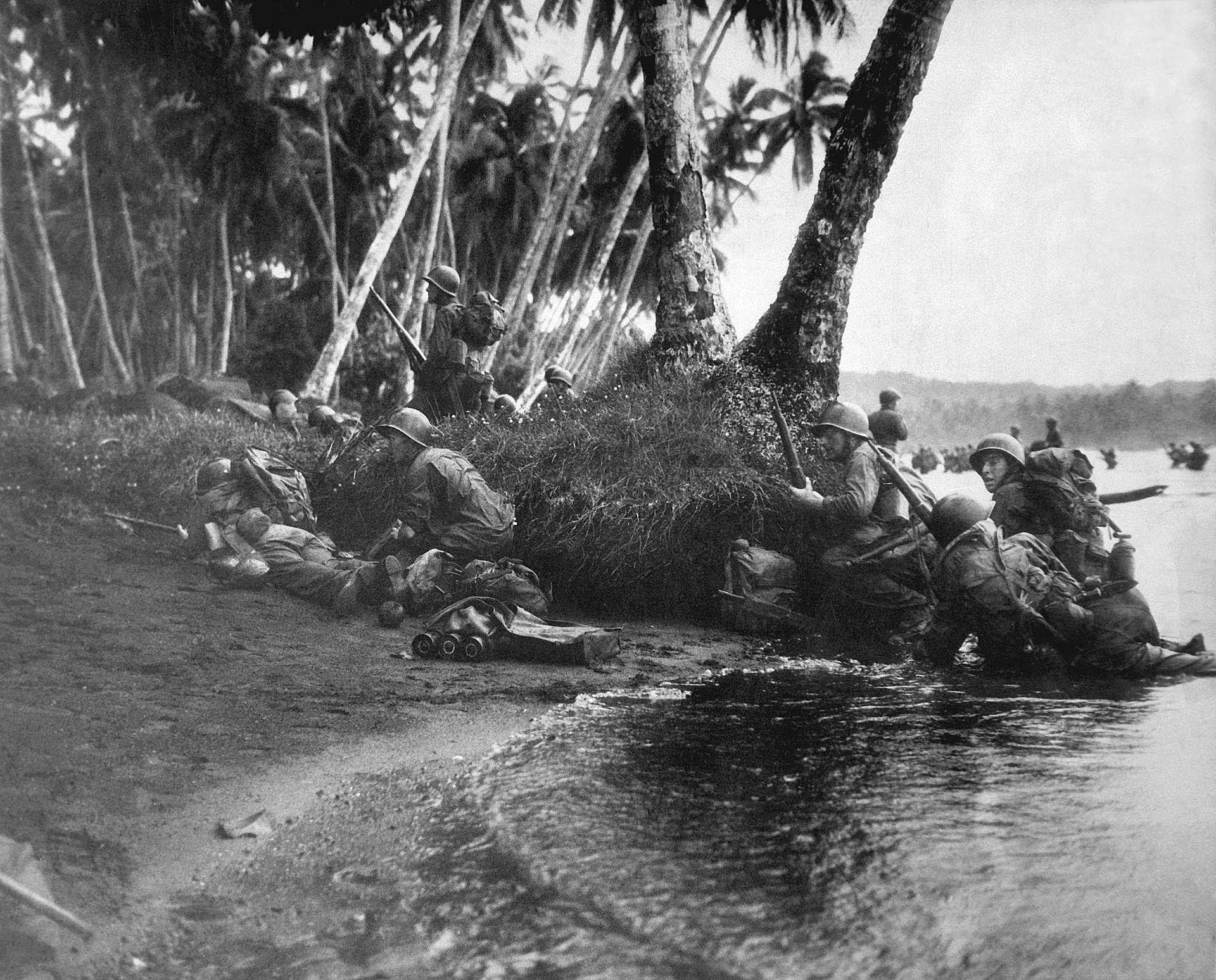   4 ⁄ 10    More details 43rd ID soldiers landing on Rendova Island in the Solomon Islands on June 30, 1943.