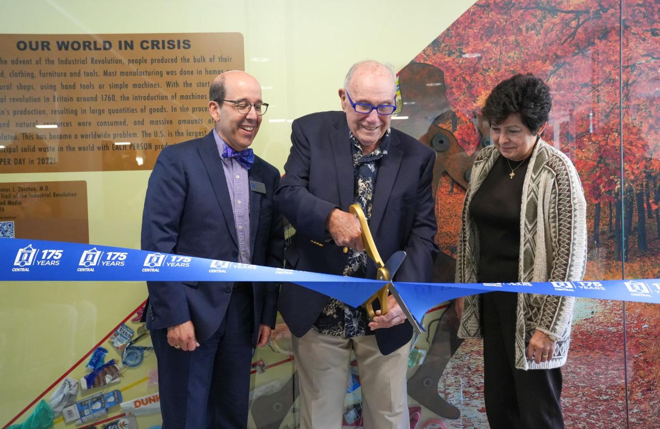 Cutting the ribbon to "Trail of the Industrial Revolution"