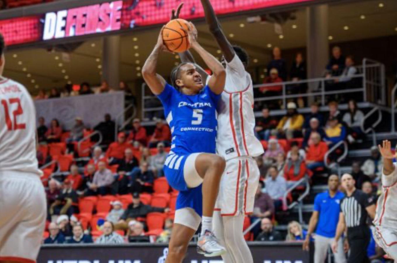 DarinSmithJrWithBasketballJumping