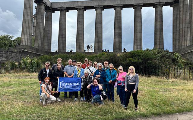 Group photo at Scottish monument 