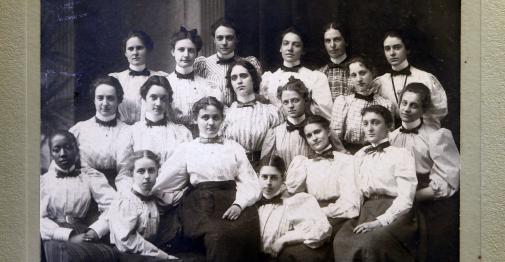 Black and white photo of Teachers College students.