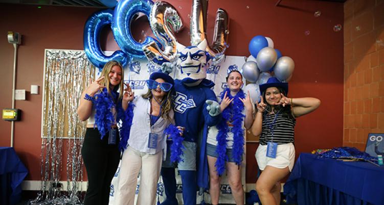 Students pose with Kizer