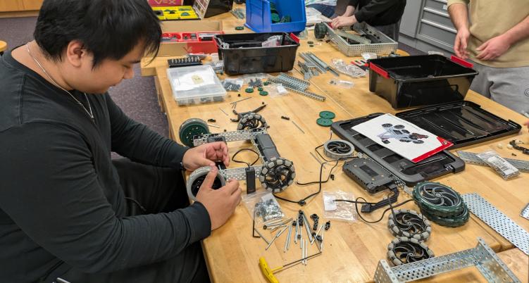 Students building mini-robots